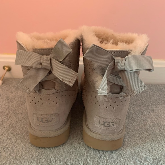Snowflake Imprinted Grey Tie UGGS - Size 6 - Picture 3 of 3